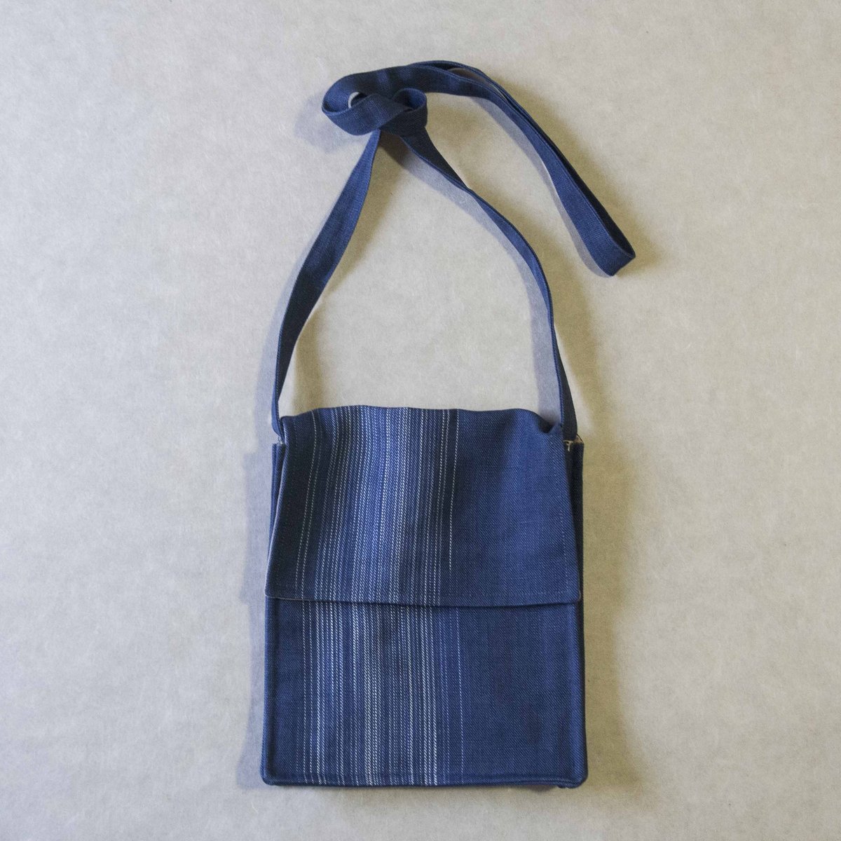 【新品】中川政七商店 切子格子ショルダーバッグ 藍 手紡ぎ手織り 牛革 新品】中川政七商店 切子格子ショルダーバッグ 藍 手紡ぎ手織り