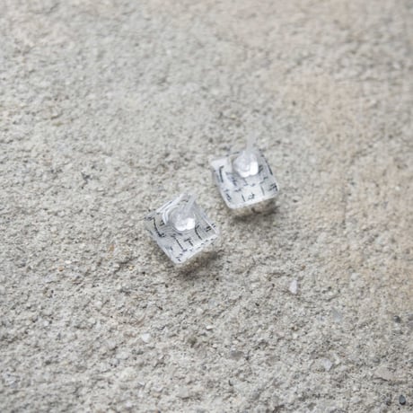 ピアス　浮布〔clear cloth 〕/  丸四角 亀甲　白