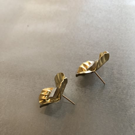 ピカピカのお花ピアス　ナデシコ