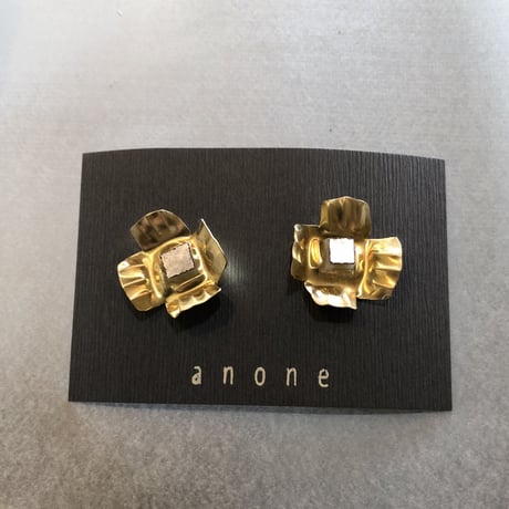 ピカピカのお花ピアス　ナデシコ
