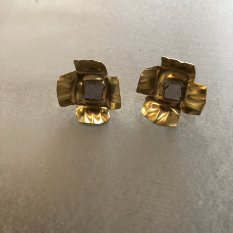 ピカピカのお花ピアス　ナデシコ