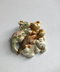 小菅幸子ブローチ「ぬいぐるみ」
