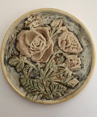 小菅幸子　陶板作品「薔薇」ベージュ