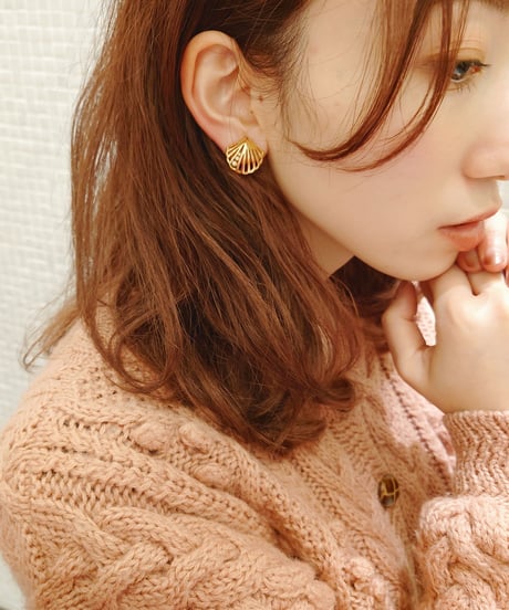 Trifari / Shell pearl gold earring