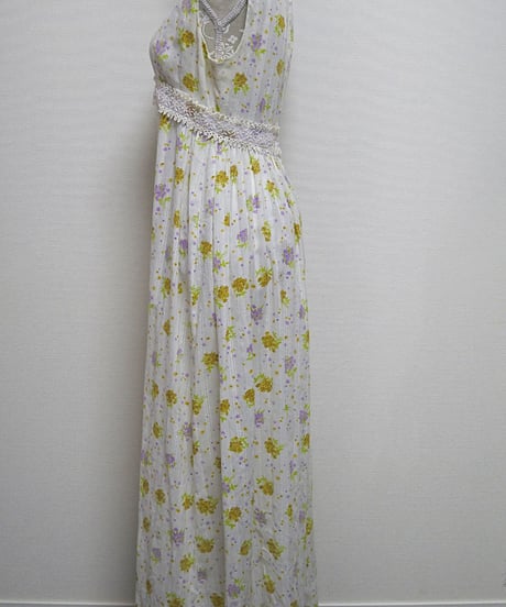 White flower sleeveless dress