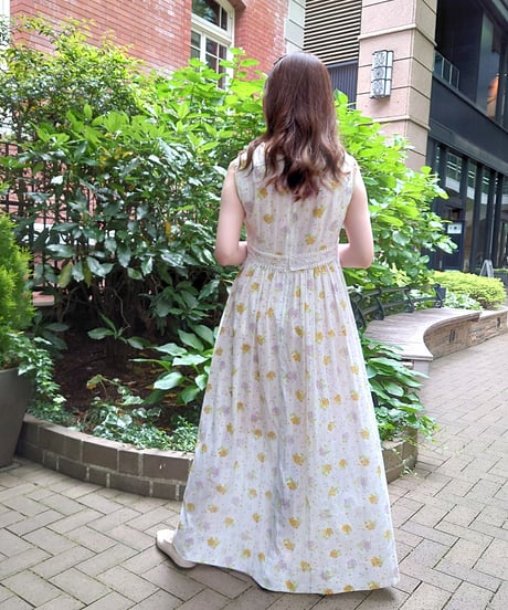 White flower sleeveless dress