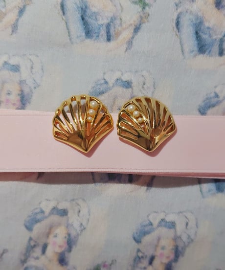 Trifari / Shell pearl gold earring