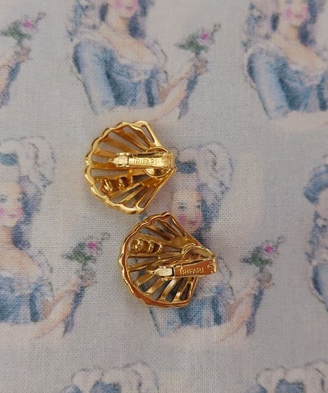 Trifari / Shell pearl gold earring