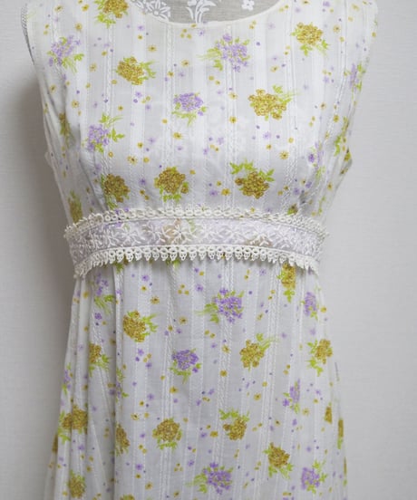 White flower sleeveless dress