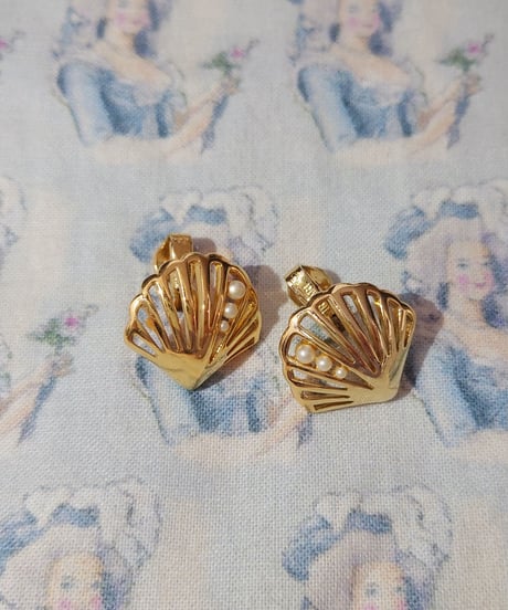 Trifari / Shell pearl gold earring