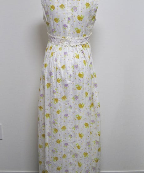 White flower sleeveless dress