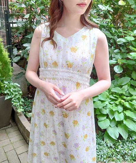 White flower sleeveless dress