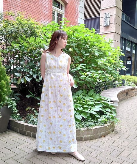 White flower sleeveless dress