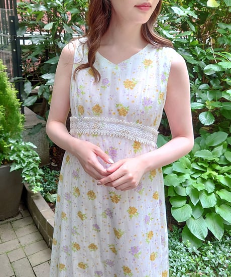 White flower sleeveless dress