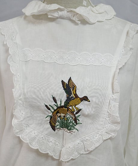 Duck×frill embroidery blouse