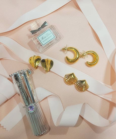 Trifari / Shell pearl gold earring
