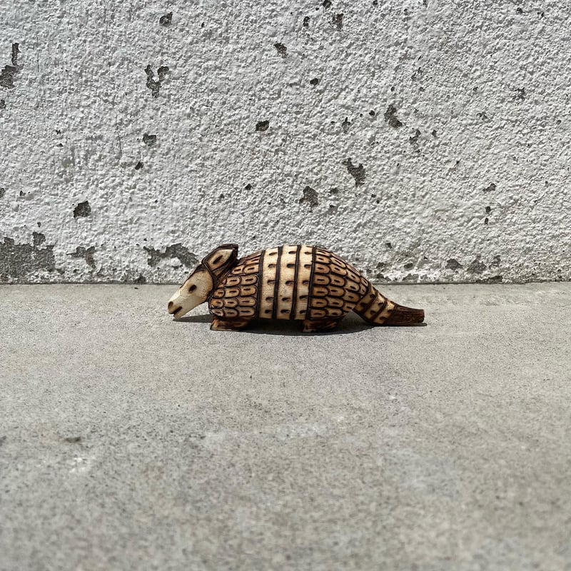 木彫りのアルマジロ | SOMA JAPON STORE