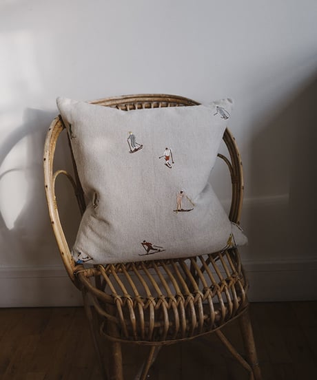 リネンベース刺繍　クッションカバー　SKIERS