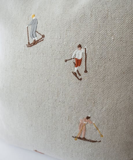 リネンベース刺繍　クッションカバー　SKIERS
