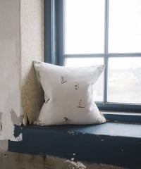 リネンベース刺繍　クッションカバー　SKIERS