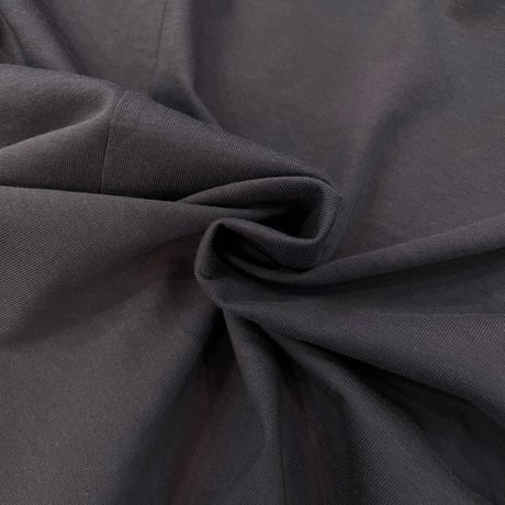 QTUME バイカラー細リブロゴTシャツ-  チャコール