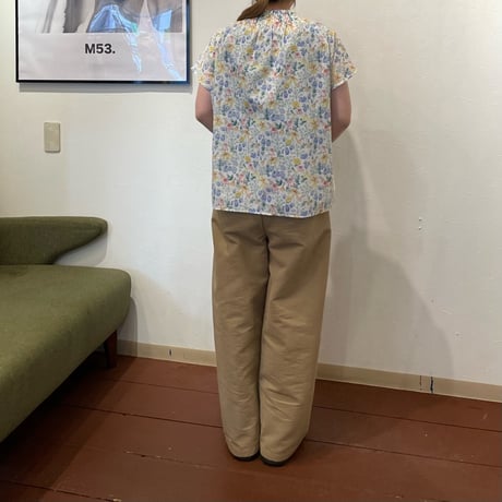 Parkes リバティプリント"Hakuba"シャーリングフレンチスリーブ半袖丈シャツ-ブルー