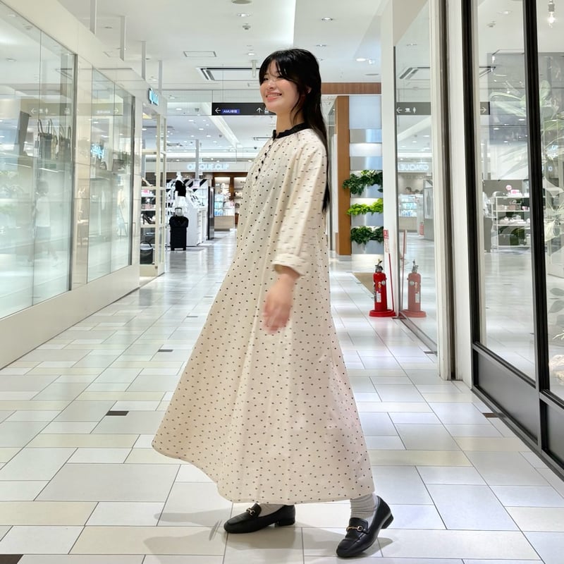 【超美品】値下げ！旅行にシワの心配無用ベージュのシャトルプリーツワンピース　40 J.sloane ペチコート付きドットナチュラルワンピース | grasol