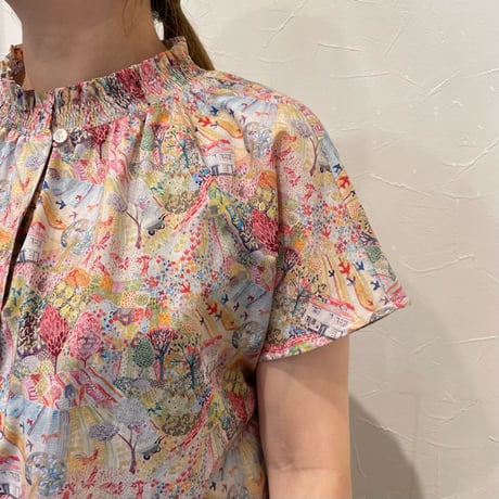 Parkes リバティプリント"Royal Oak House"シャーリングフレンチスリーブ半袖丈シャツ-ピンク