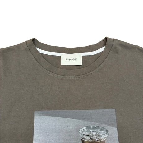 SEVEN SENSE コーヒープリントTシャツ-  カーキ