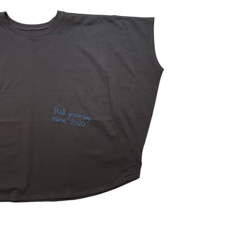 NUS 手書き風ロゴ刺繍Tシャツ - チャコール