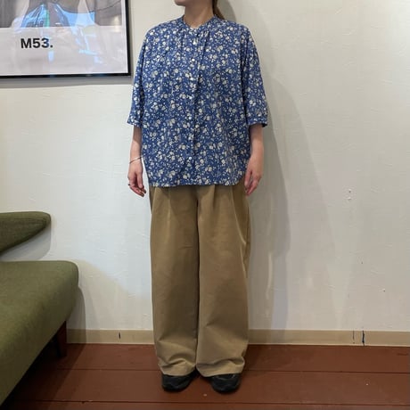 Parkes リバティプリント"Capel Pepper"スタンドドルマン五分袖シャツ-ブルー