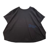 NUS 手書き風ロゴ刺繍Tシャツ - チャコール