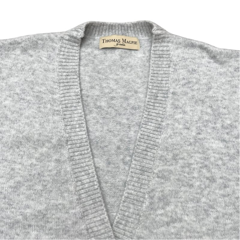 トーマスマグパイのMロゴ入りグレーセーター トーマスマグパイグレー ニット カーディガンセーター Mロゴ