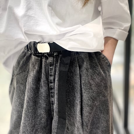 M53.  ベルトデニムタックパンツ