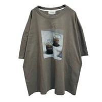 SEVEN SENSE コーヒープリントTシャツ-  カーキ