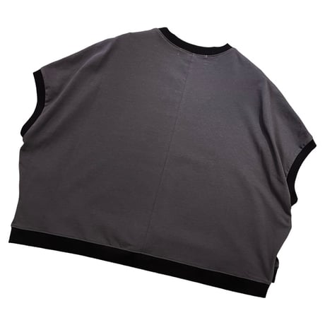 QTUME バイカラー細リブロゴTシャツ-  チャコール