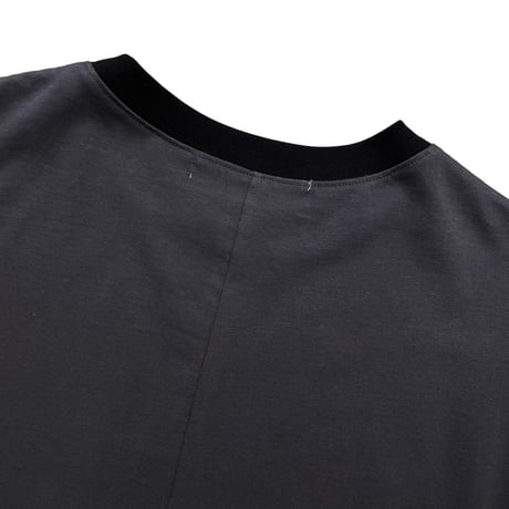 QTUME バイカラー細リブロゴTシャツ-  チャコール
