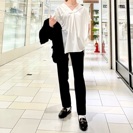 QTUME キーネックフレアブラウス　White