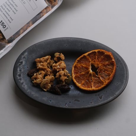 ONE KILN / PEBBLE OVAL PLATE - SS / ASH