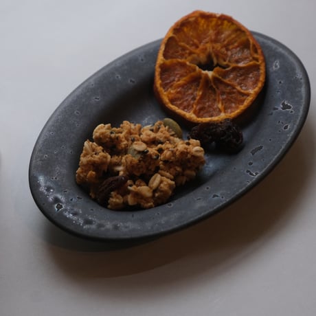 ONE KILN / PEBBLE OVAL PLATE - SS / ASH