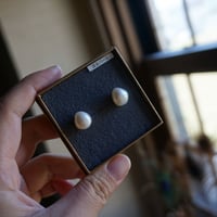 バロックパールの一粒ピアス