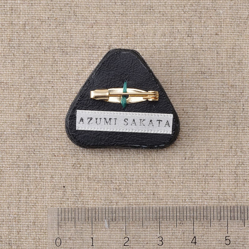 坂田あづみさんの刺繍 蛾 モチーフ ブローチ