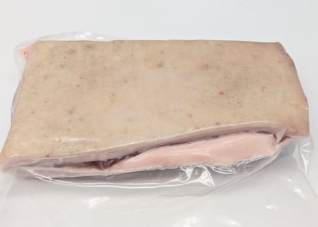 野生の猪肉　皮つき仔猪バラ600gメス【冷凍】