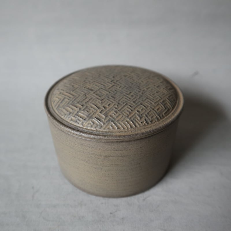 We Are Atoms 白漆彫模様蓋物 012 | 桃居 online 展覧会 We Are Atoms 白漆彫模様蓋物 012 | 桃居 online 展覧会