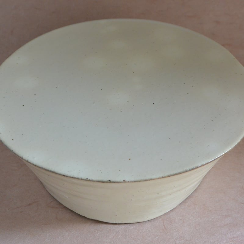 希少：花岡隆 粉引台皿 高台 希少：花岡隆 粉引台皿 高台 - メルカリ