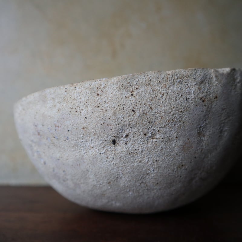 村上躍・白灰化粧半球型花器