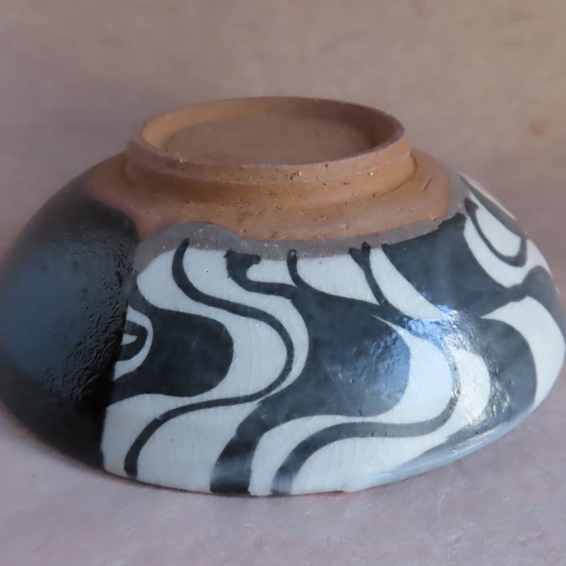 黒織部波紋浅鉢 068 | 桃居 online 展覧会