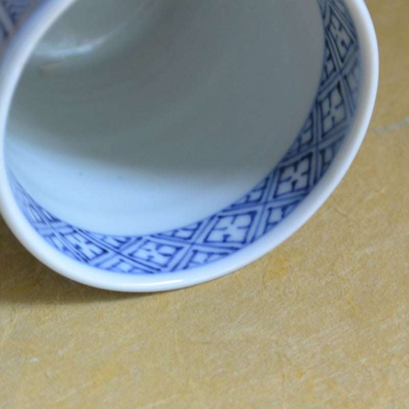 染付矢羽根文筒ぐい呑 061 | 桃居 online 展覧会