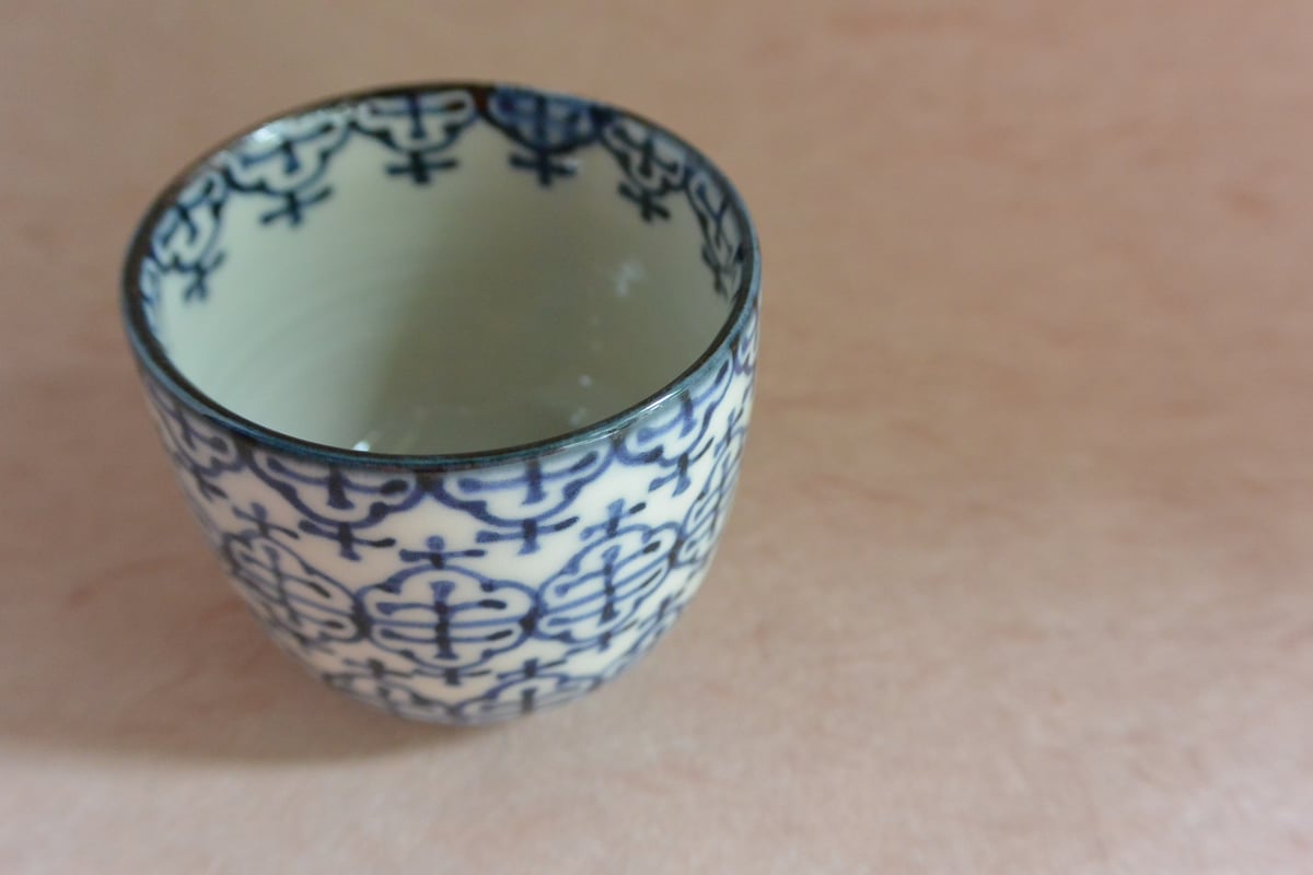 染付瓔珞文ぐい吞 043 | 桃居 online 展覧会