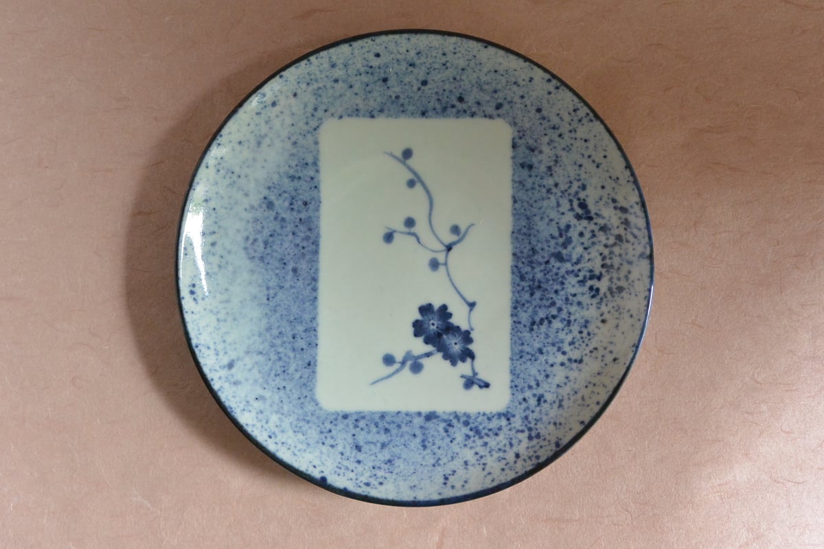 渕呉須吹墨梅花文6寸皿 010 | 桃居 online 展覧会